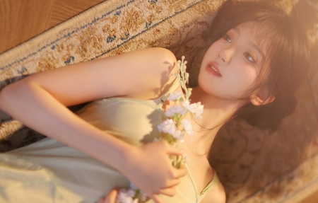 高清美女 鮮花 女孩 木屋 地毯 4k壁紙